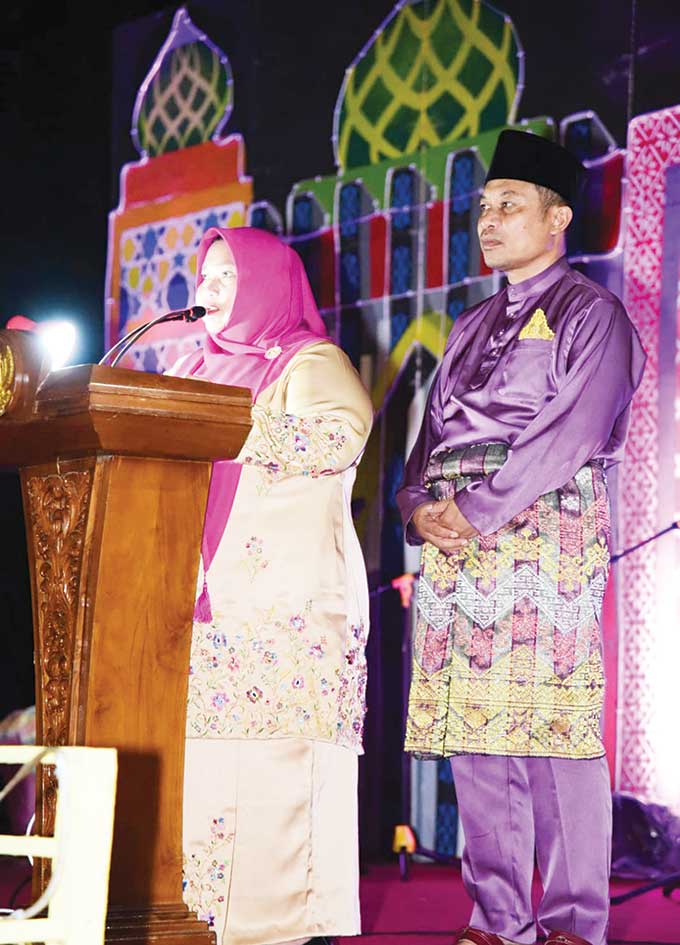Bupati Bengkalis Kasmarni didampingi Wabup H Bagus Santoso saat membuka MTQ tingkat Kecamatan Rupat Utara, Rabu (21/9/2022). Bupati dalam kesempatan itu menegaskan peningkatan infrastruktur jalan di Rupat Utara  dibangun Pemkab Bengkalis tahun ini.