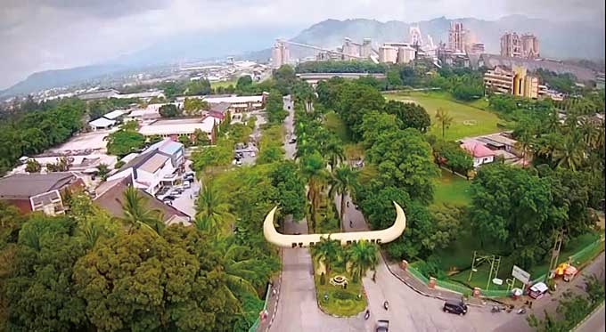 Kawasan pabrik dan perkantoran PT Semen Padang di Bukit Indarung, Padang, diambil dari udara, beberapa waktu lalu.
