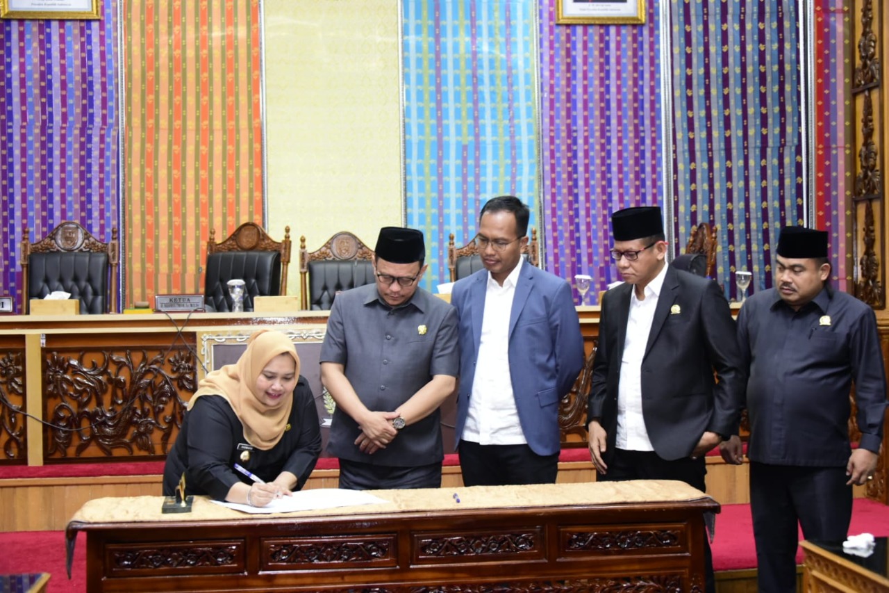 Bupati Bengkalis Kasmarni disaksikan Ketua DPRD Bengkalis Khairul Umum serta para wakil ketua menandatangani berita acara pengesahan Perda APBD 2023 di ruang Paripurna DPRD Bengkalis, Senin (21/11/2022).