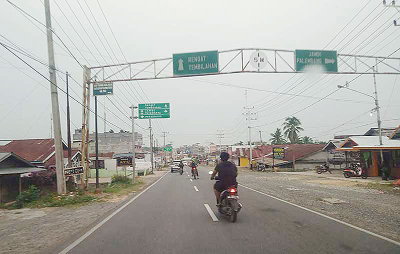 Pengendara melewati jalan nasional yakni dari Desa Sungai Dawu, Kecamatan Rengat Barat, hingga Simpang Tugu Lima, Kecamatan Rengat. Pemerintah akan membangun jalan dua lajur di tempat ini tahun 2020. (dok RP)