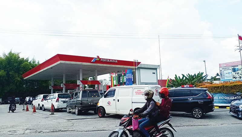 Antrean kendaraan yang akan membeli bahan bakar minyak (BBM) jenis premium masih marak terlihat. Seperti di SPBU Jalan Srikandi, Kecamatan Tampan, Kamis (19/11/2020).(SOFIAH/RIAUPOS.CO)