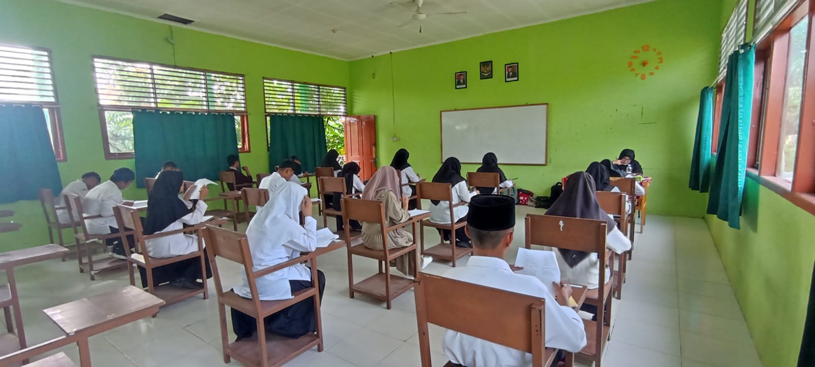 Peserta PPDB mengikuti tes tertulis di MAN 4 Pekanbaru, Ahad (12/3/2023).