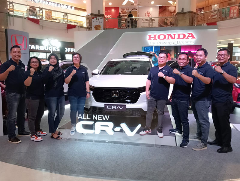Jajaran manajemen PT Kerta Jaya Utama (KJU), yaitu Honda Soekarno-Hatta dan Honda SM Amin foto bersama saat memperkenalkan All New CR-V kepada pecinta otomotif di Kota Pekanbaru di Mal SKA Pekanbaru, Kamis (24/8/2023).