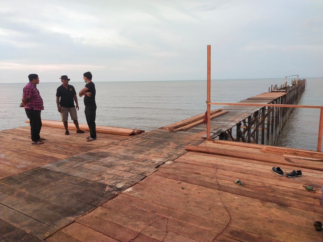 Masyarakat Desa Muntai Barat, Kecamatan Bantan, Bengkalis secara swadaya membangun dermaga dari kayu sepanjang 1,2 km dari bibir pantai untuk mengangkat kedaulatan NKRI. Foto diambil, Senin (25//10/2021).