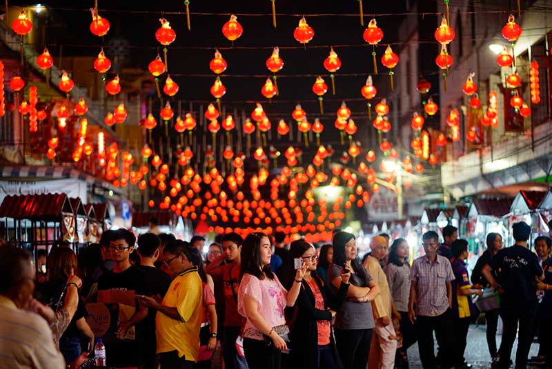 NIKMATI LAMPION: Masyarakat Pekanbaru berkumpul menikmati ribuan lampion merah di Jalan Dr Leimena atau yang dikenal dengan Jalan Karet saat mengisi akhir pekan, Sabtu (18/1/2020).