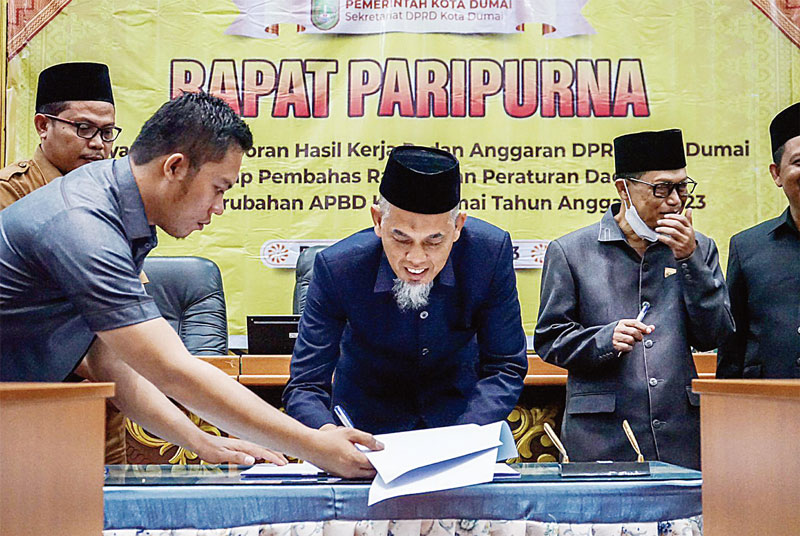 Wali Kota Dumai H Paisal menandatangani draf RAPBD-P Dumai 2023 menjadi APBD-P Dumai 2023.