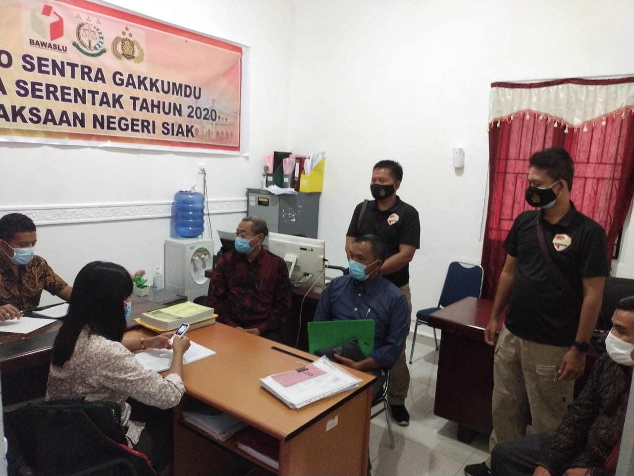 Penyidik Ditreskrimsus Polda Riau saat menyerahkan berkas perkara PT DSI ke Kejari Siak beberapa hari lalu. (Ditreskrimsus Polda Riau for Riaupos.co)