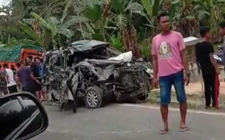 Kondisi minibus mengalami rusak berat setelah bertabrakan dengan truk di Jalan Lintas Timur Desa Redang Seko, Kecamatan Lirik, Kabupaten Inhu, Sabtu (5/2/2022).
