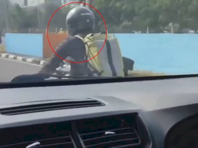 Pelaku begal payudara sesaat sebelum ditabrak mobil.