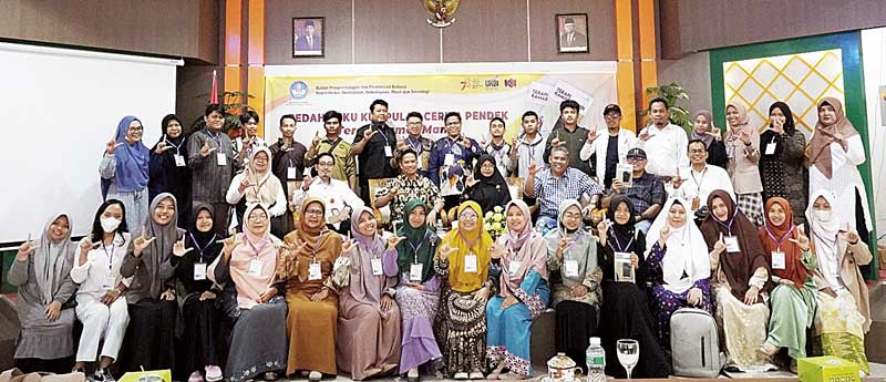 Para peserta foto bersama narasumber dan Kepala Balai Bahasa Provinsi Riau (BBPR) Toha Machsum dalam acara bedah buku di Kantor BBPR, Kampus Bina Widya Unri, Jumat (29/9/2023).