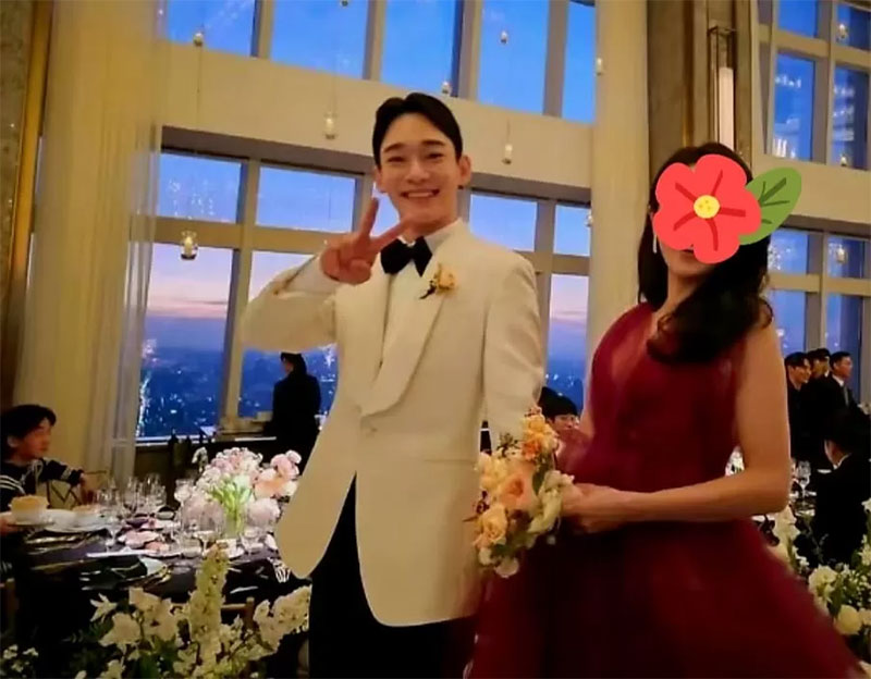 Chen EXO dan istrinya melangsungkan resepsi pernikahan.