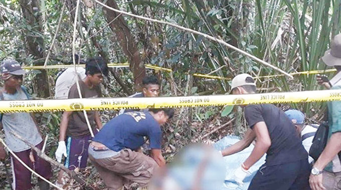 Personel Polsek Kuala Kampar dan Manajemen PT Essa Indah Timber Estate Serapung melakukan evakuasi jasad korban Seha Sopiana Boru Manik, pekan lalu. Hingga Ahad (28/8/2022), harimau pemangsa tersebut belum terdeteksi.