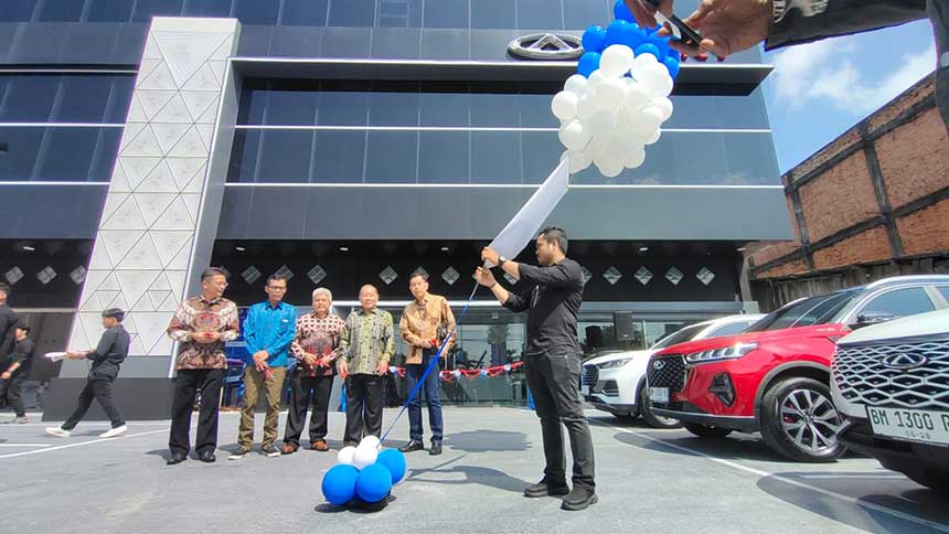 Vice President Cherry Sales Indonesia (CSI) Harry Kamora (baju biru), didampingi Director of Cherry Pekanbaru Harry Suwandi (kiri), Head Dealer Network Development CSI Setia Hariadi (tengah) dan manajemen Cherry melakukan pelepasan balon udara saat Grand