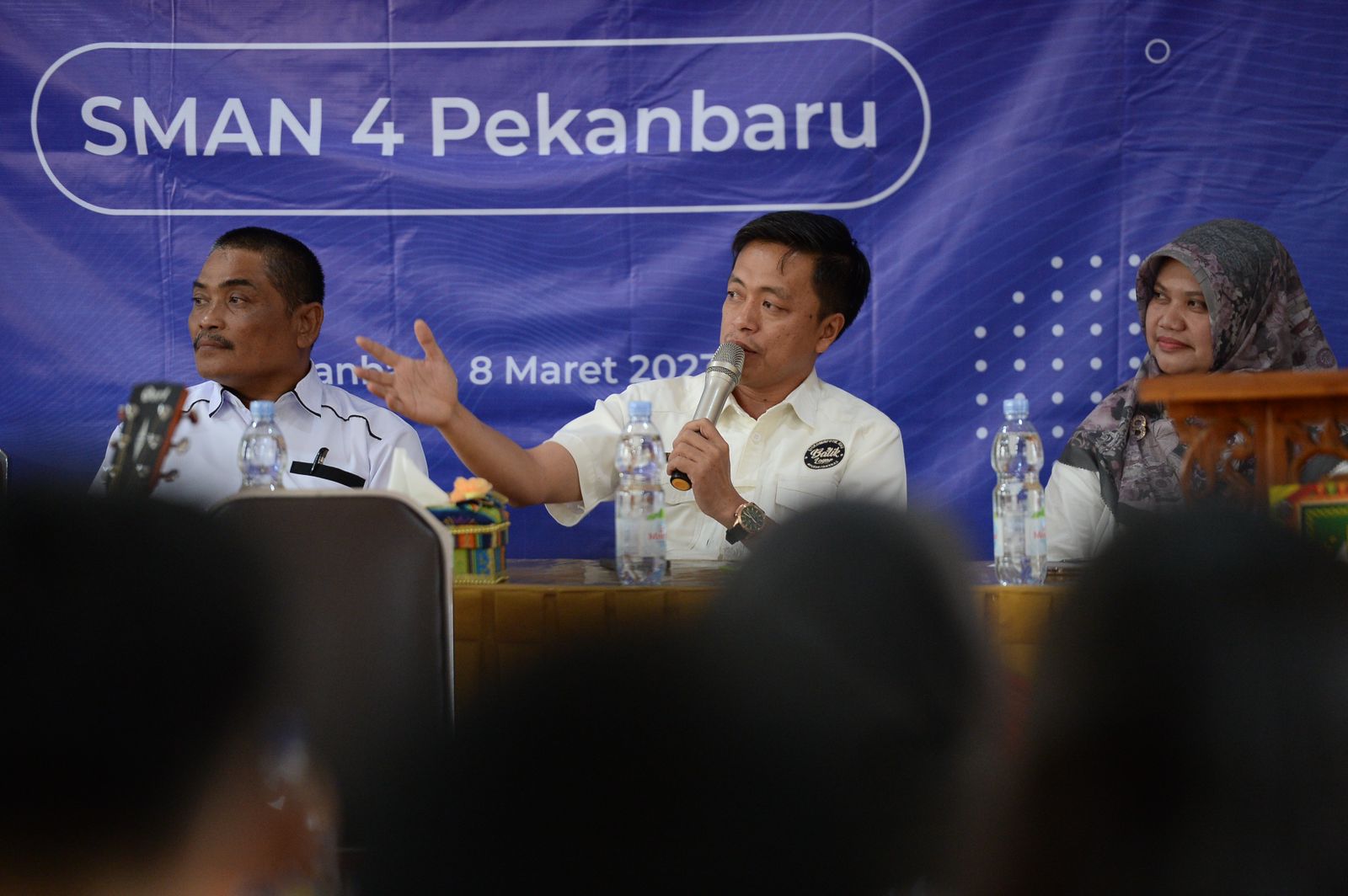 Kepala Bidang IKP Diskominfotik Riau Eriadi Fahmi (tengah) saat menyampaikan pemaparan pada kegiatan literasi di SMAN 4 Pekanbaru, Rabu (8/3/2023).