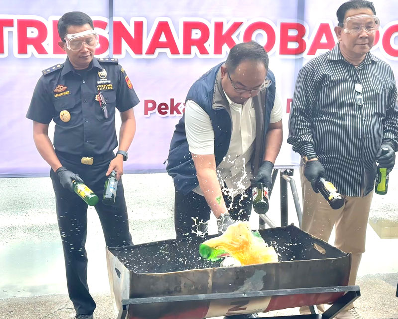 Diresnarkoba Polda Riau Kombes Pol Yos Guntur memusnahkan miras yang disita hasil operasi, Kamis (21/12/2023).