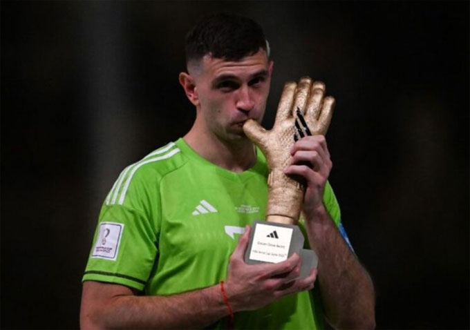 Penjaga gawang Argentina Emiliano Martinez berpose dengan anugerah Golden Glove setelah final Piala Dunia 2022 antara Argentina dan Prancis di Stadion Lusail, Lusail, Qatar, 18 Desember 2022.