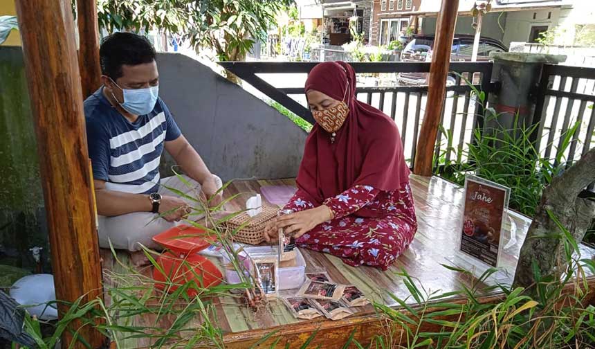 Ferizal bersama sang istri meracik jahe instan produksinya dari tanaman obat keluarga ke dalam kemasan sebelum dipasar kepada pemesan, Kamis (25/6/2021) prapti dwi lestari