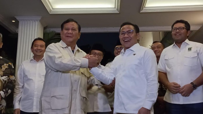Ketua Umum Partai Gerindra Prabowo Subianto salam komando bersama Ketua Umum Partai PKB Muhaimin Iskandar setelah kedua partai kompak berkoalisi menyambut Pilkada 2024 dalam pertemuan di Jakarta, pekan ketiga Juni 2022.