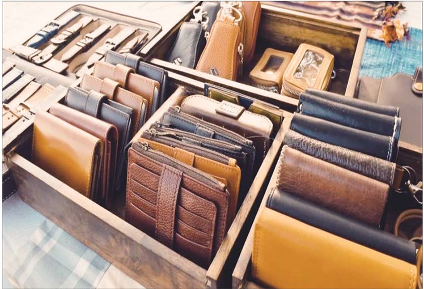 Beragam produk kerajinan kulit asli handmade yang menawarkan kualitas dan tak lekang di makan zaman.