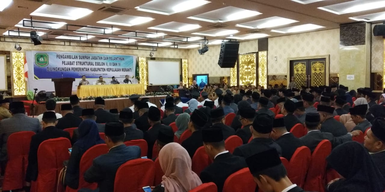 Pengambilan sumpah jabatan dan pelantikan pejabat struktural eselon II, III, dan IV di hall GM, Kecamatan Tebingtinggi, Selasa (7/1/20)siang. (WIRA SAPUTRA/RIAUPOS.CO)