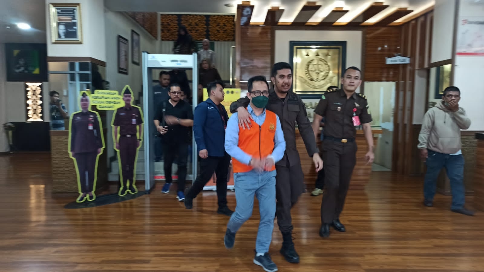 Tersangka kasus korupsi jaringan internet UIN Suska Riau, BSN, usai pelimpahan tahap II pada Kamis (11/5/2023) di Kejari Pekanbaru.
