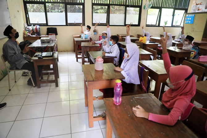 Ilustrasi kegiatan belajar sacara tatap muka di sekolah.