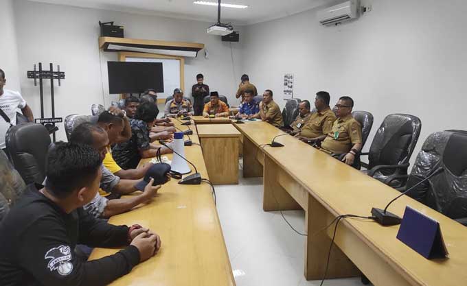 Wakil Ketua DPRD Kabupaten Kampar Fahmil SE ME saat berdialog dengan perwakilan FSPT Kampar di ruang Banmus DPRD Kampar, Bangkinang, Selasa (7/3/2023).