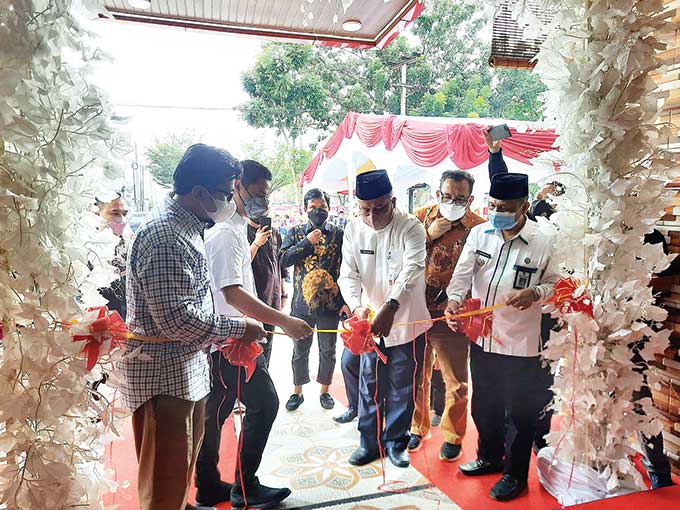 Staf Bidang Ekonomi Pemko Pekanbaru Wahyuddin menggunting pita saat meresmikan Restoran Padang Sahara di Jalan Sudirman, Pekanbaru, Jumat (25/3/2022).