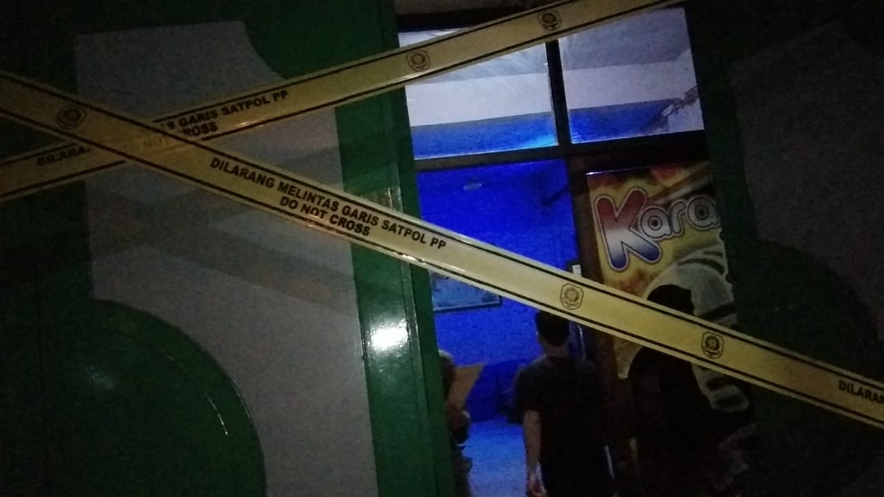 Satuan Polisi Pamong Praja (Satpol PP) Kota Pekanbaru merealisasikan rencana untuk melakukan penyegelan terhadap Karaoke Kezia 99, Senin (13/4-2020). Foto: Ali Nurman/Riaupos.co