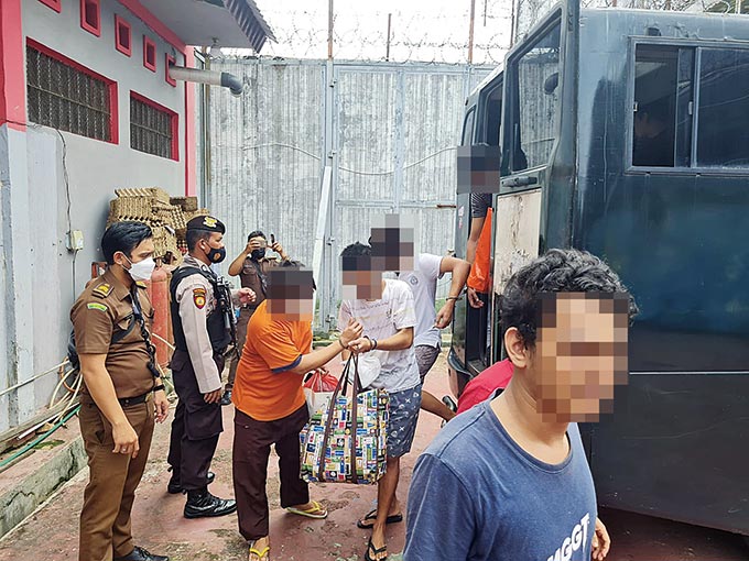 Para tahanan jaksa Kejaksaan Negeri (Kejari) Pekanbaru dipindahkan ke Rutan Kelas I Pekanbaru, beberapa hari lalu.