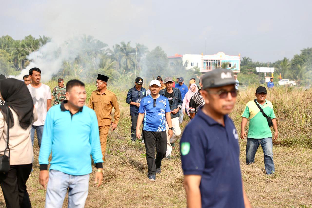 Wakil Bupati Bengkalis, Dr H Bagus Santoso (topi putih) saat gotong-royong bersama masyarakat membersihkan stadion di Desa Lubuk Muda, Kecamatan Siak Kecil, Bengkalis, Selasa (22/8/2023).