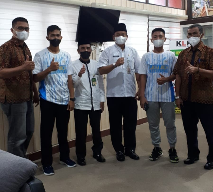 Rifqi Juliansyah (dua dari kanan) dan Muhammad Hafis (lima dari kanan) foto bersama dengan Sekdakab Inhu Ir H Hendrizal MSi dan pengurus PBSI Inhu sebelum berangkat menuju Jakarta mengikuti Pelatnas, Selasa (4/1/2022).