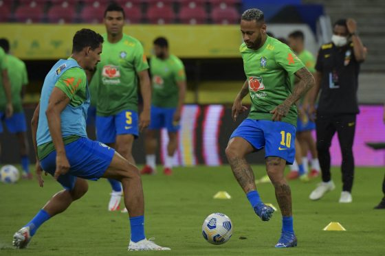 Neymar (kanan) melakukan pemanasan sebelum laga melawan Peru di Pernambuco Arena, Recife pada 9 September lalu.