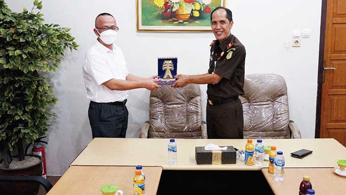 Wakajati Jambi Dr Hermon Dekristo SH MH (kanan) menerima plakat penghargaan dari General Manager PLN UIP Sumbagteng Alland Asqolani, Selasa (6/4/2021).