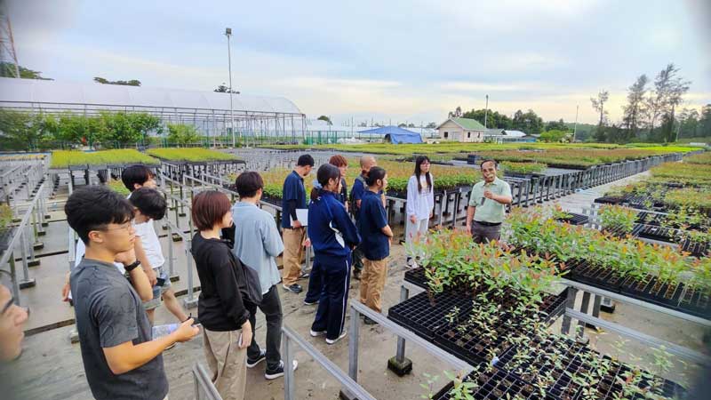 Puluhan Pelajar Jepang mengunjungi Unit Usaha APP Sinar Mas di Riau untuk melihat dan belajar undustri kerrtas di Riau.