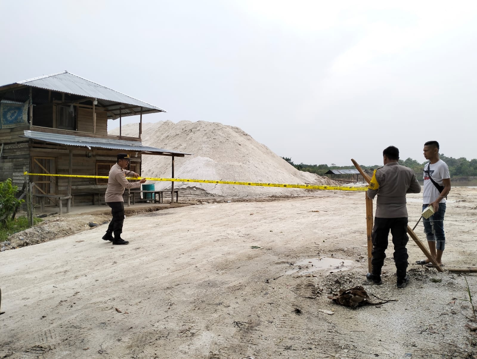 Polsek Tambang memasang police line di lokasi kuari yang diduga ilegal di Jalan Bupati Desa Tarai Bangun Kecamatan Tambang, Kabupaten Kampar, Jumat (27/10/2023).