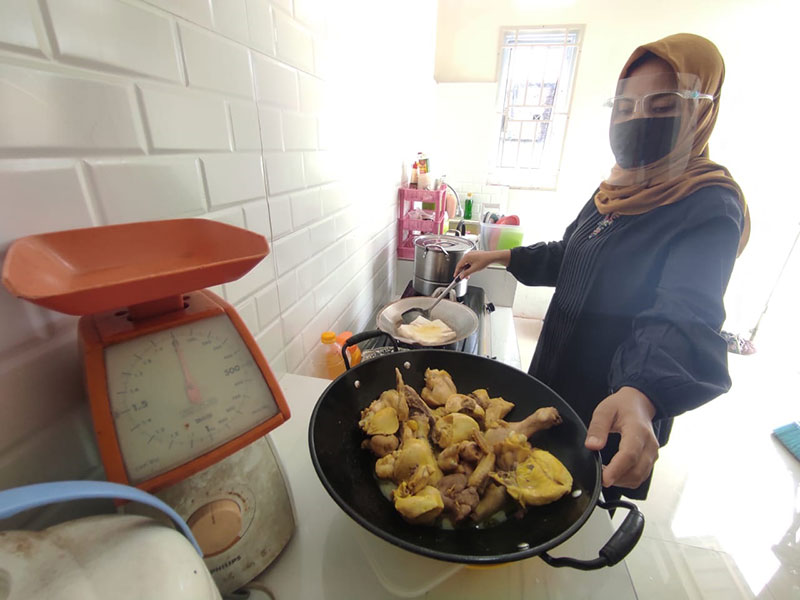 Pelaku usaha kecil menengah secara daring Novaria, menyiapkan masakan katering rumahan di Pekanbaru, Kamis (1/10/2020). Di Masa Pandemi Covid-19 pelaku usaha rumahan dengan sistem daring kian tumbuh. (MHD AKHWAN/RIAUPOS.CO)
