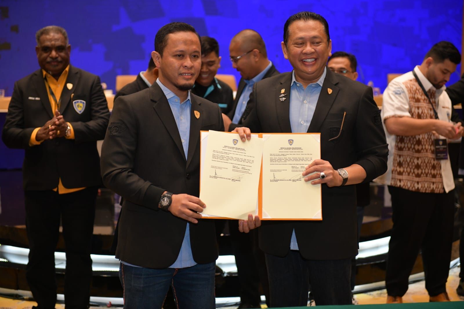 Ketua IMI Riau Agung Nugroho menerima SK pelantikan dari Ketua Umum PP IMI Bambang Soesatyo usai dilantikan, Sabtu (18/2/2023).