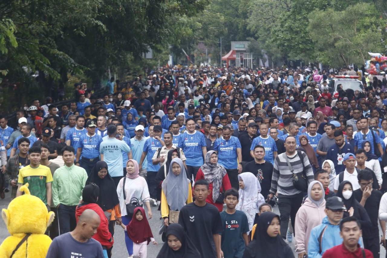 Kapolda Riau Irjen Pol M Iqbal bersama jajaran Polda dan masyarakat mengikuti acara Fun Walk HUT Bhayangkara ke-77 di Jalan Sudirman Pekanbaru, Ahad (25/6/2023).