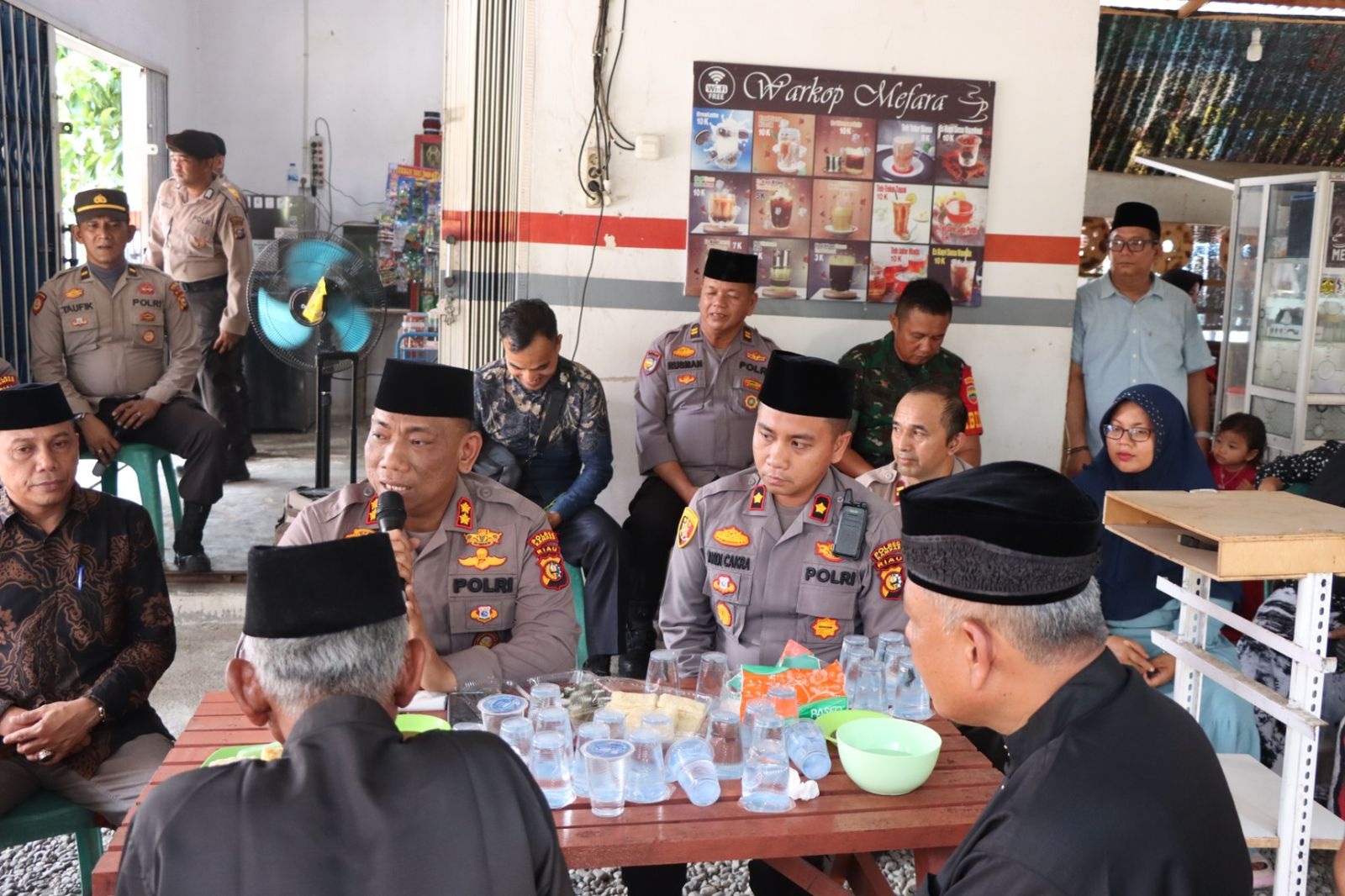 Kapolres Kampar AKBP Didik Priyo Sambodo mendengar keluhan warga saat Jumat Curhat di Kedai Mefara, depan Masjid Jamik, Kecamatan Kampar, Jumat (12/5/2023).