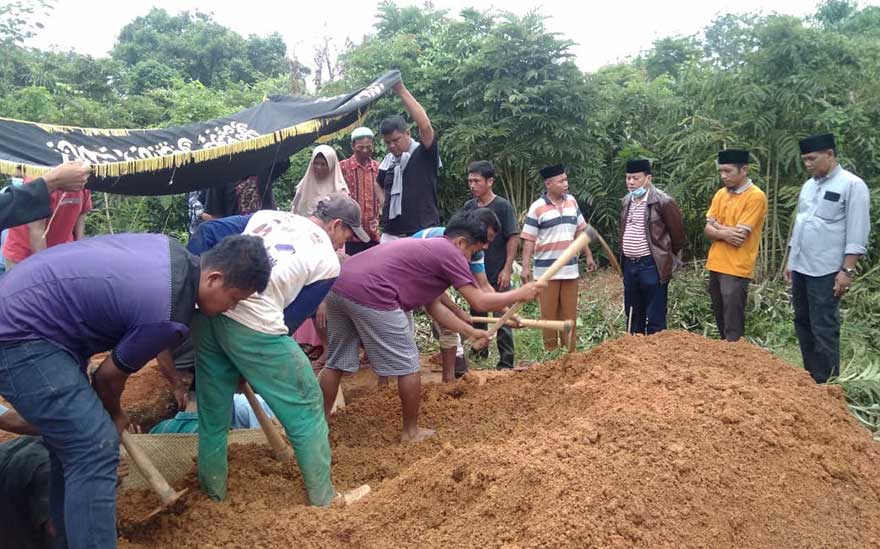 Ketua LAN Kuansing Datuak Panglimo Dalam Suhardiman Amby ikut menyaksikan pemakaman Datuak Maruangso, Pangulu Nagori Pangean, di Tempat Pemakaman Persukuan Desa Koto Tinggi Pangean, Sabtu (24/4/2021).