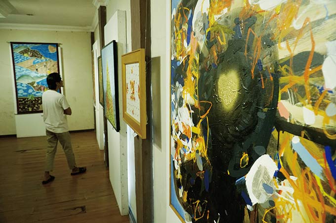 Pengunjung mengamati sejumlah karya yang dipamerkan dalam acara Pameran Seni Rupa â€œProgres Dua Kotaâ€ Luar Kampus Institut Seni Indonesia (ISI) Padang Panjang, di Komplek Bandar Seni Raja Ali Haji Pekanbaru, Riau, Rabu (6/10/2021). Pameran yang menampi