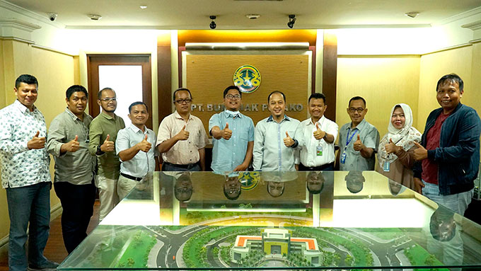 Direktur Utama Riau Pos Ahmad Dardiri (enam kiri), didampingi Direktur Riau Pos Firman Agus (lima kiri), Direktur Riau Pos Asmawi Ibrahim (tiga kanan), Manajer Keuangan Riau Pos Hendro Kusbianto (tiga kiri), Manajer EO Riau Pos Lismar Sumirat (dua kiri),