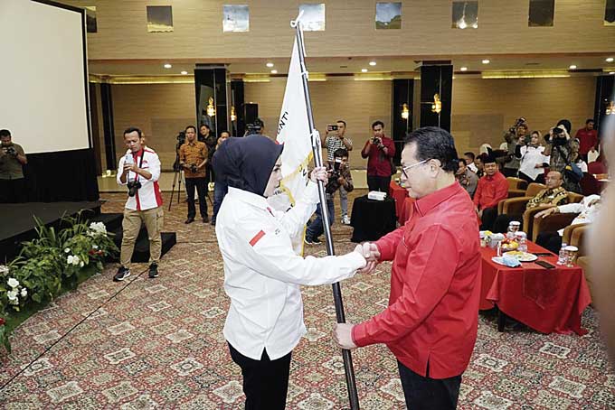 Ketua PW GNTI Riau, Dewi Juliani SH  menerima pataka dari Ketua Umum PP GNTIÂ Prof Dr Ir Rokhmin Dahuri MS, setelah secara resmi dilantik di Pekanbaru, Kamis (16/3/2023).