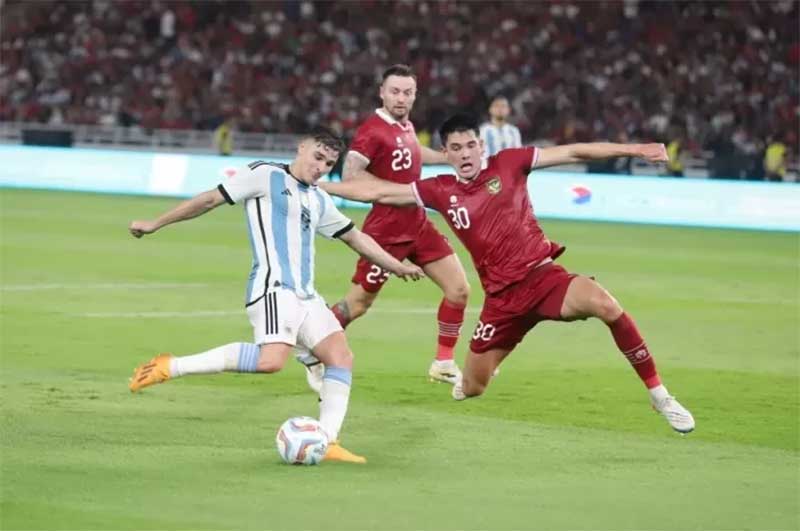 Julio Alvarez (kiri) coba diadang Elkan Baggott walau Argentina akhirnya meraih kemenangan 2-0 di Stadion Utama Gelora Bung Karno, Senin (19/6/2023).