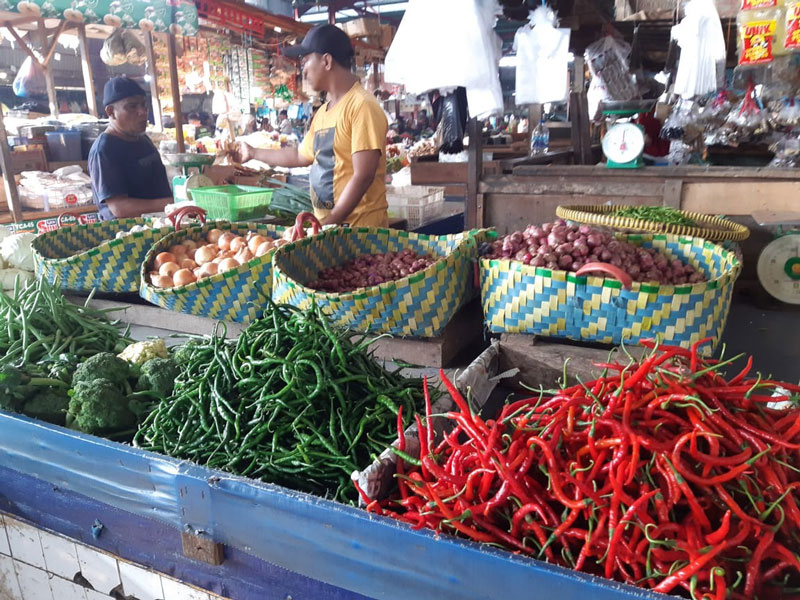 Pedagang di Pasar Pagi Arengka melayani pembeli, Ahad (3/8/2023). Harga cabai merah mengalami kenaikan menjadi Rp56.000 dari Rp30.000 per kilogram.