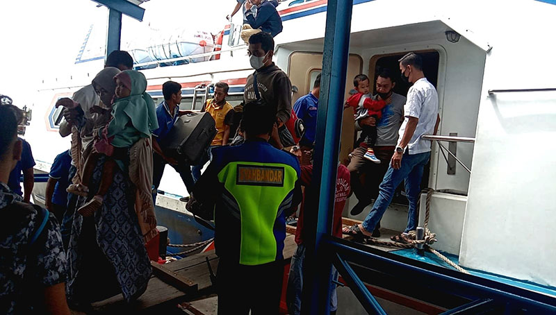 Aktivitas penumpang di Pelabuhan Domestik Tanjung Harapan, jelang naik MV Batam Jet tujuan Kepulauan Riau awal bulan lalu.