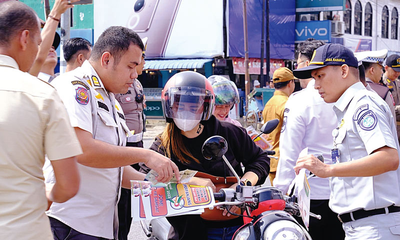Tim gabungan dari Bapenda Riau,Â Satlantas PolÂ­res Indragiri Hilir, Jasa Raharja dan Satpol PP Provinsi RiauÂ melakukan razia pajak kendaraan bermotor di TemÂ­bilahan, Inhil, Selasa (5/12/2023).