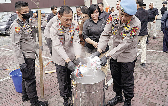 Wakapolda Riau Brigjen Pol Kasihan Rahmadi didampingi jajaran saat ekspose pengungkapan kasus peredaran narkoba dan memusnahkan barang bukti jenis sabu di Mapolda Riau, Selasa (23/5/2023).