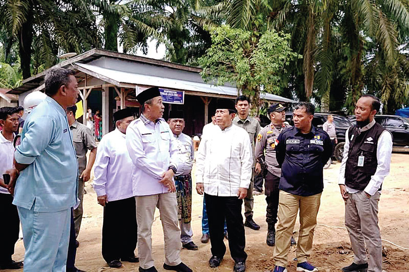 Bupati Rohul H Sukiman mendampingi Gubernur Riau H Syamsuar saat kunjungan kerja (kunker) meninjau proyek lanjutan pembangunan jembatan Sei Batang Lubuh pada ruas Jalan Kota Tengah-SP 3 Muara Jaya, Kecamatan Kepenuhan, Kamis (3/8/2023).
